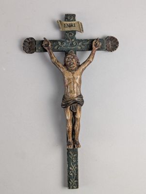 une statue de Jésus sur la croix accrochée au mur