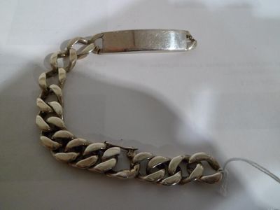 bracelet à chaîne en argent avec un fermoir en argent sur un fond blanc