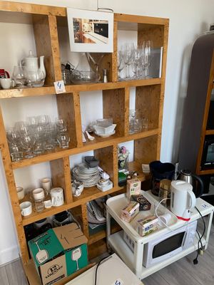 un micro-ondes et un four à micro-ondes placés dans une pièce