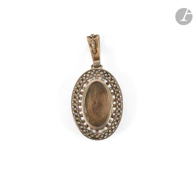un pendentif en or sur lequel est représentée une femme