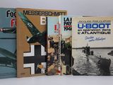 trois livres posés sur une surface blanche, avec un bateau en arrière-plan
