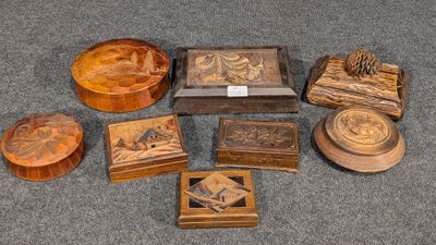 beaucoup d'objets en bois qui traînent par terre