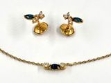gros plan d'un collier et de boucles d'oreilles sur une surface blanche