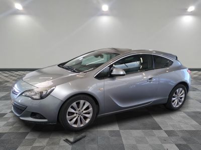 la photo d'une voiture argentée garée dans une salle d'exposition