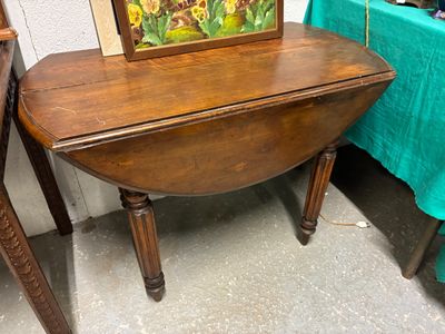 une petite table sur laquelle est posé un tableau