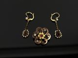 gros plan d'une paire de boucles d'oreilles sur une surface noire