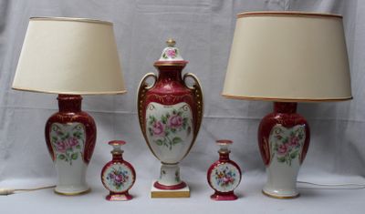 trois vases et une lampe posés sur une table