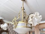 un lustre suspendu au plafond d'une pièce
