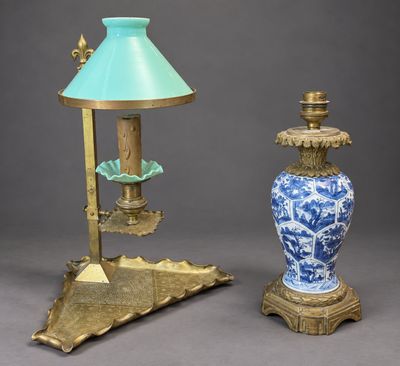 une paire de vases bleus et blancs et une lampe sur pied