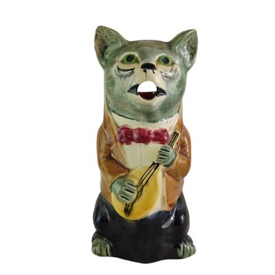une figurine en céramique représentant un chat jouant de la guitare