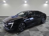 la voiture noire est garée sur un sol en damier dans le garage
