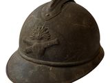 un casque orné d'un lion sur fond blanc