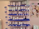 un présentoir de produits de soins de la peau en vente dans un magasin