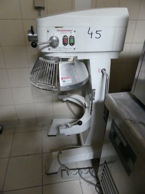 une image d'une cuisine avec un mixeur et d'autres appareils électroménagers