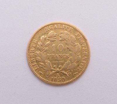 gros plan d'une pièce d'or sur une surface blanche