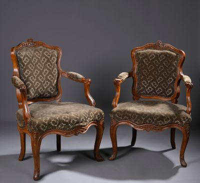 PAIRE DE FAUTEUILS, d'époque Louis XV, en bois naturel moulu…