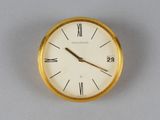 une horloge en or avec des chiffres romains sur le cadran