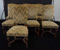 Suite de sept chaises en bois naturel mouluré et sculpté.