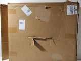 une boîte en carton sur laquelle sont collés quelques autocollants