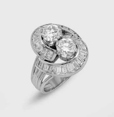une image représentant une bague en diamant et en or blanc sur fond blanc
