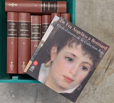 une boîte de livres posée par terre à côté d'un livre