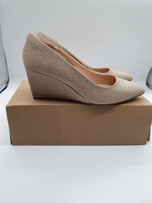 la boîte à chaussures est vide, avec une paire de chaussures posée dessus
