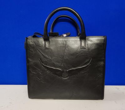 un sac à main en cuir noir orné d'un aigle sur le devant
