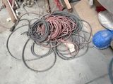 un tas de câbles par terre dans un garage