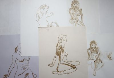 plusieurs croquis représentant une femme assise sur une chaise et un homme assis sur une chaise