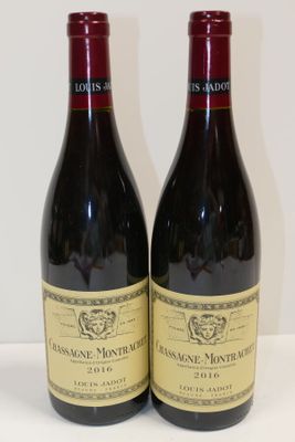 deux bouteilles de vin posées sur une table l'une à côté de l'autre