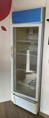 un réfrigérateur vide dans le coin d'une pièce