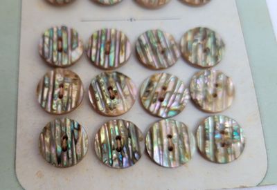 un grand nombre de boutons posés sur une table