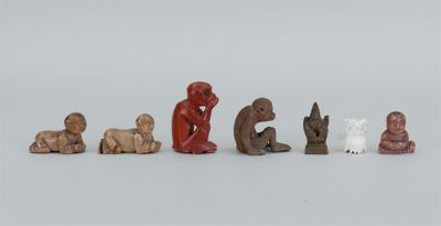 sept figurines représentant des singes et d'autres animaux sur un fond blanc