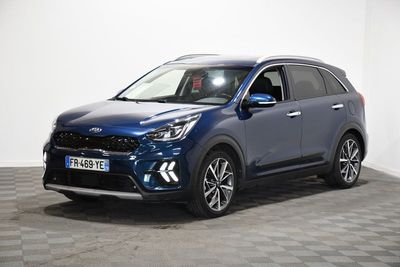 un 4x4 bleu garé dans une pièce au sol en damier