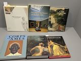 trois livres sont posés sur une table les uns à côté des autres