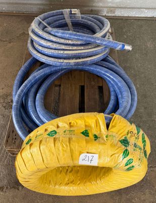 des tuyaux jaunes et bleus posés les uns à côté des autres sur une palette en bois