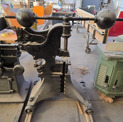 une machine posée sur une table dans une pièce