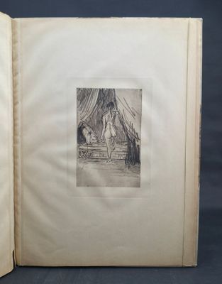 un livre ouvert sur lequel figure le dessin en noir et blanc d'un homme à cheval