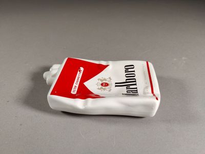 paquet de cigarettes posé sur une table, sur une surface grise