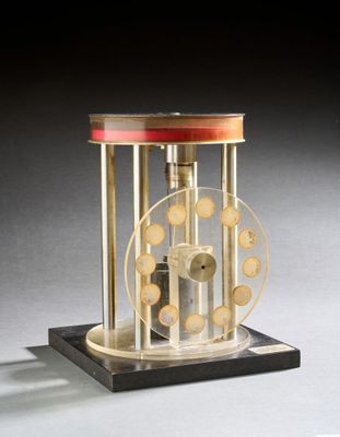 une horloge posée sur une table