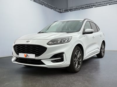 Une Ford Kuga blanche est garée dans une grande pièce.