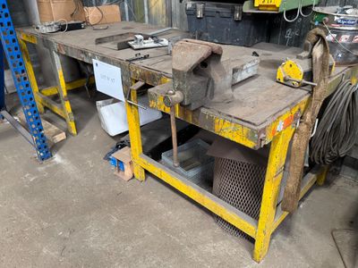 un établi avec des outils dans un garage