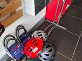 un casque de vélo et un casque par terre