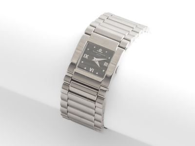 une photo d'une montre-bracelet posée sur une serviette blanche