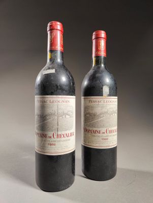 deux bouteilles de vin rouge posées l'une à côté de l'autre sur une table