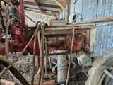 un homme qui travaille sur une machine dans un bâtiment