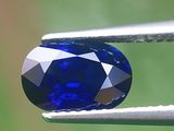 un gros plan d'un diamant bleu tenu par une pince