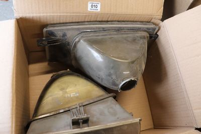 une boîte en carton contenant quelques vieilles pièces automobiles