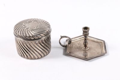 une paire de bougeoirs en métal argenté et un porte-bougie en métal argenté