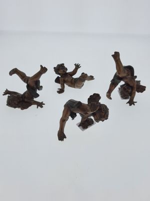 six figurines en bronze représentant un homme tombant sur une surface blanche